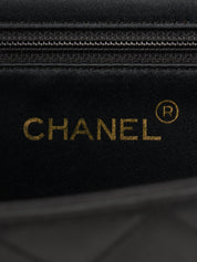 1985-1990 年黑色丝缎 CC 标志牌链条包