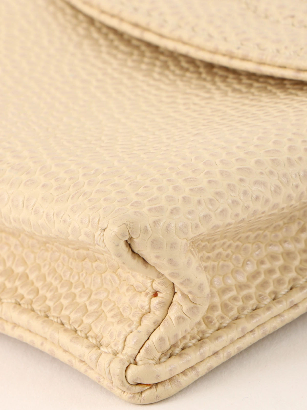 2000年左右制造 颗粒牛皮CC标志缝线烟盒 象牙白