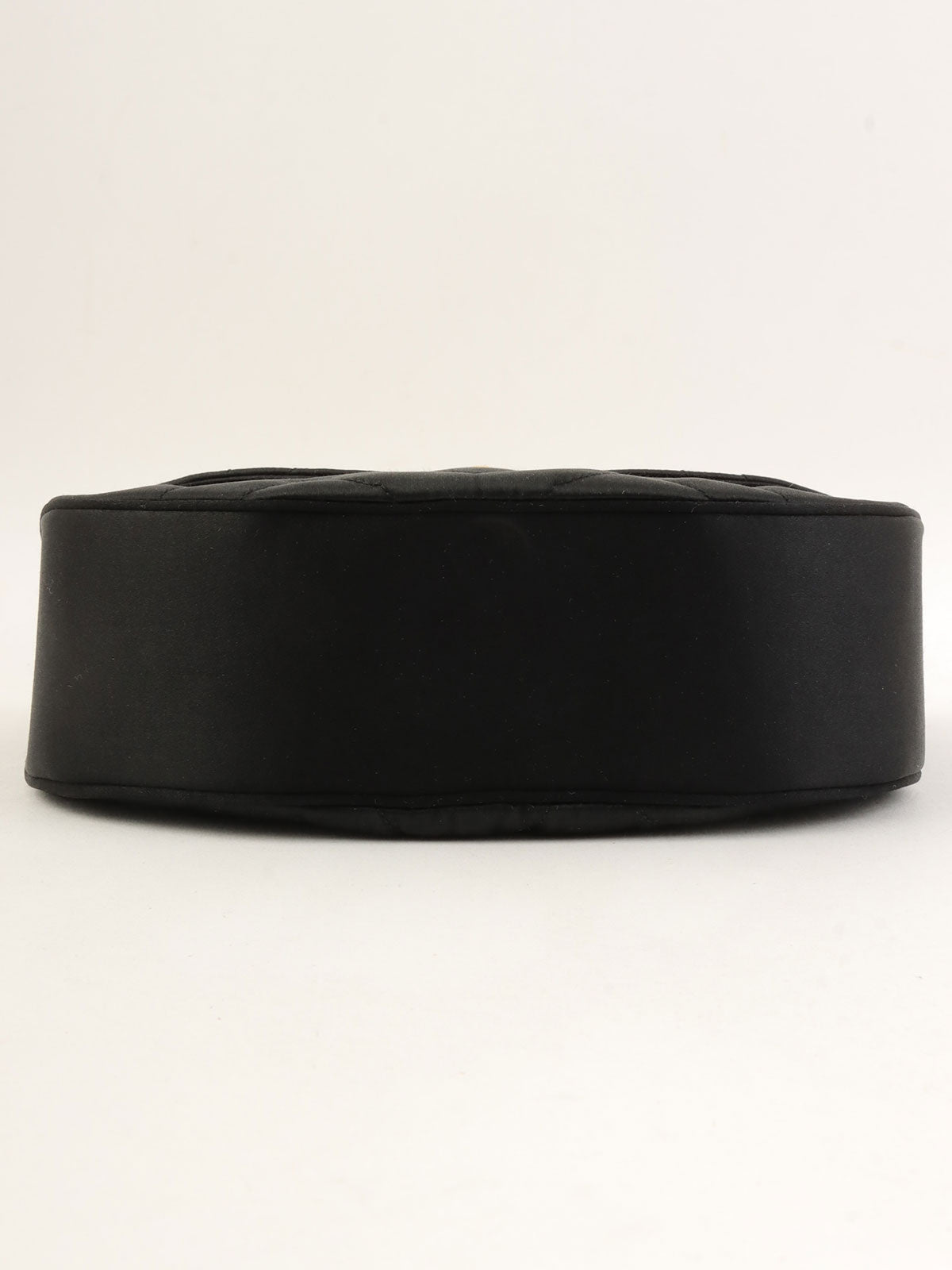 1990 年黑色丝绸缎面半月形 CC 旋扣链条单肩包