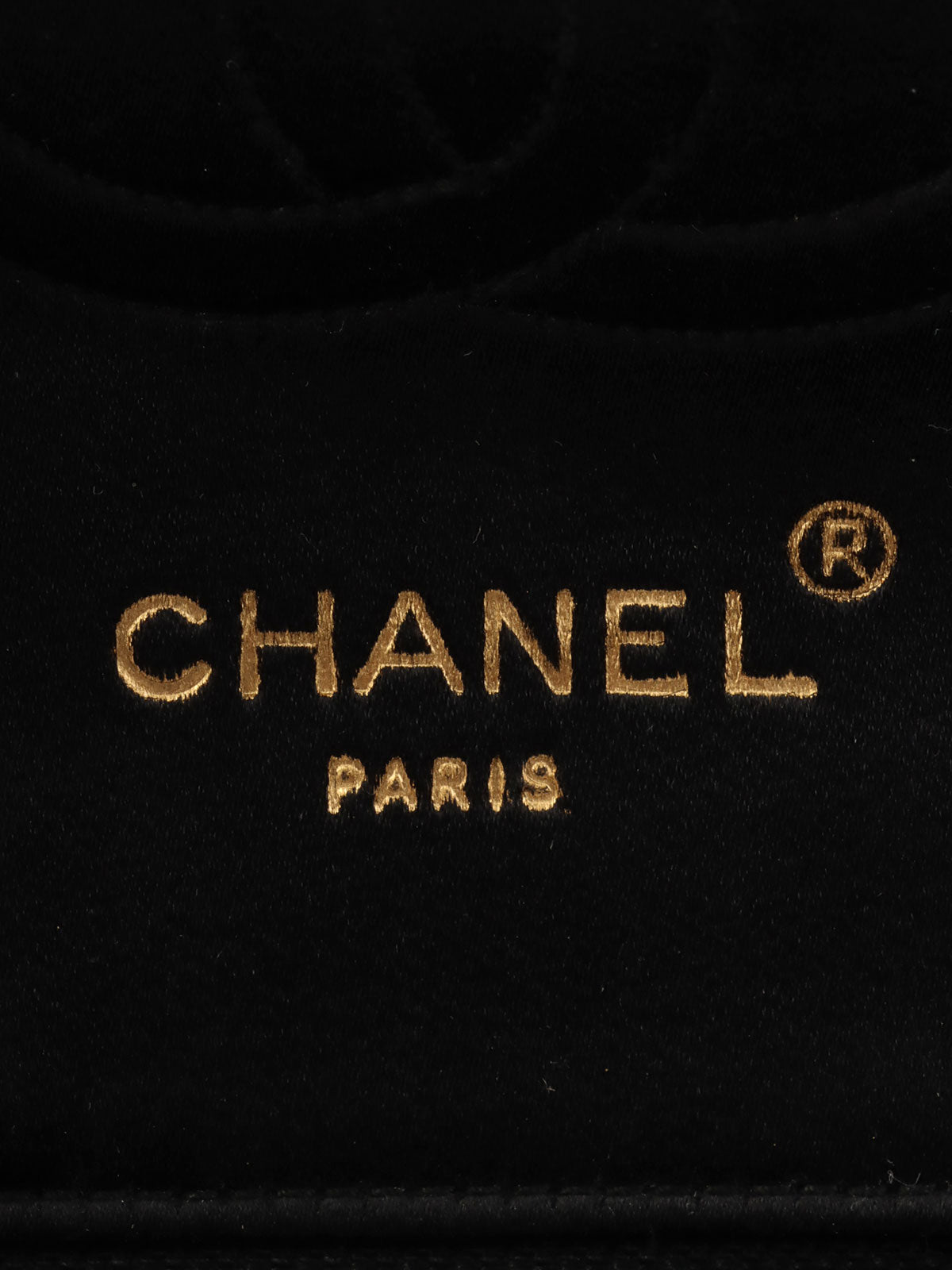 1990 年黑色丝绸缎面半月形 CC 旋扣链条单肩包