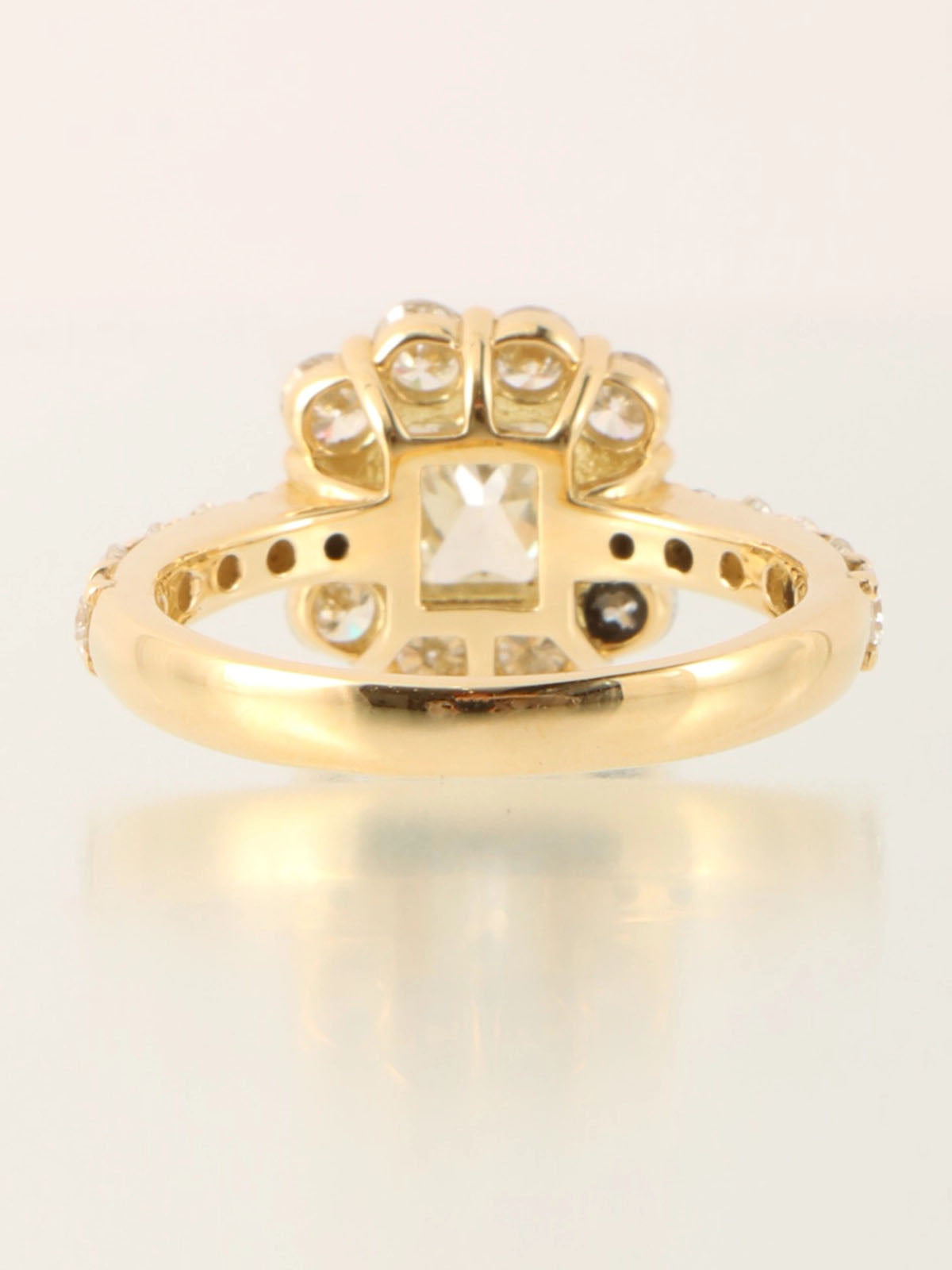 18K Gold Diamond Design Ring