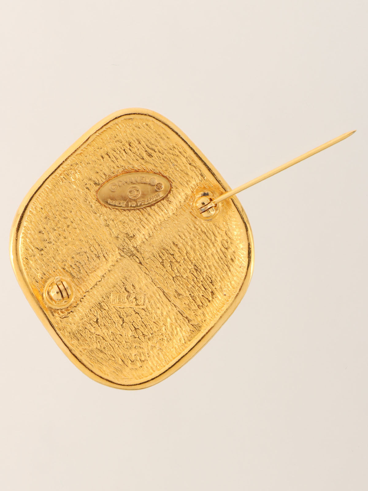 ダイヤモチーフマトラッセステッチブローチ　ゴールド