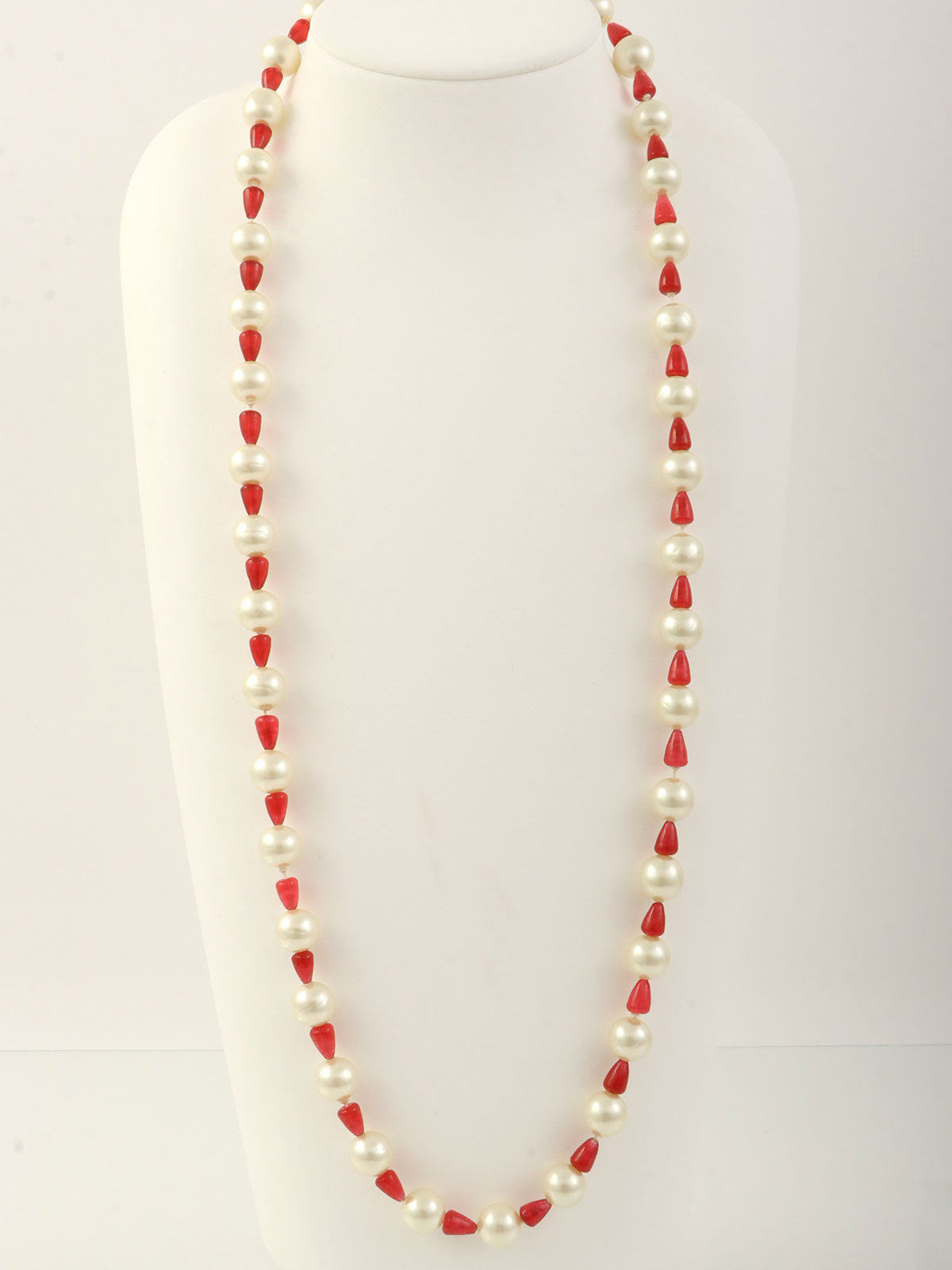 Pink pearl color stone necklace in white/red