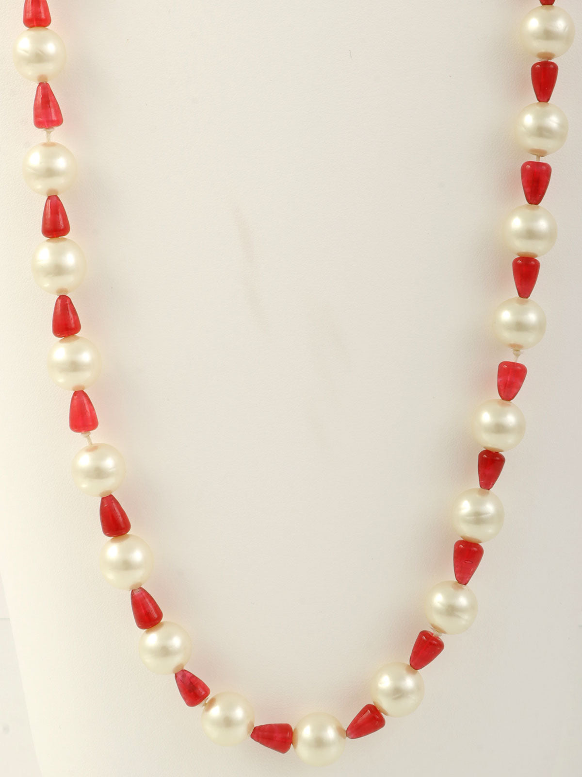 Pink pearl color stone necklace in white/red