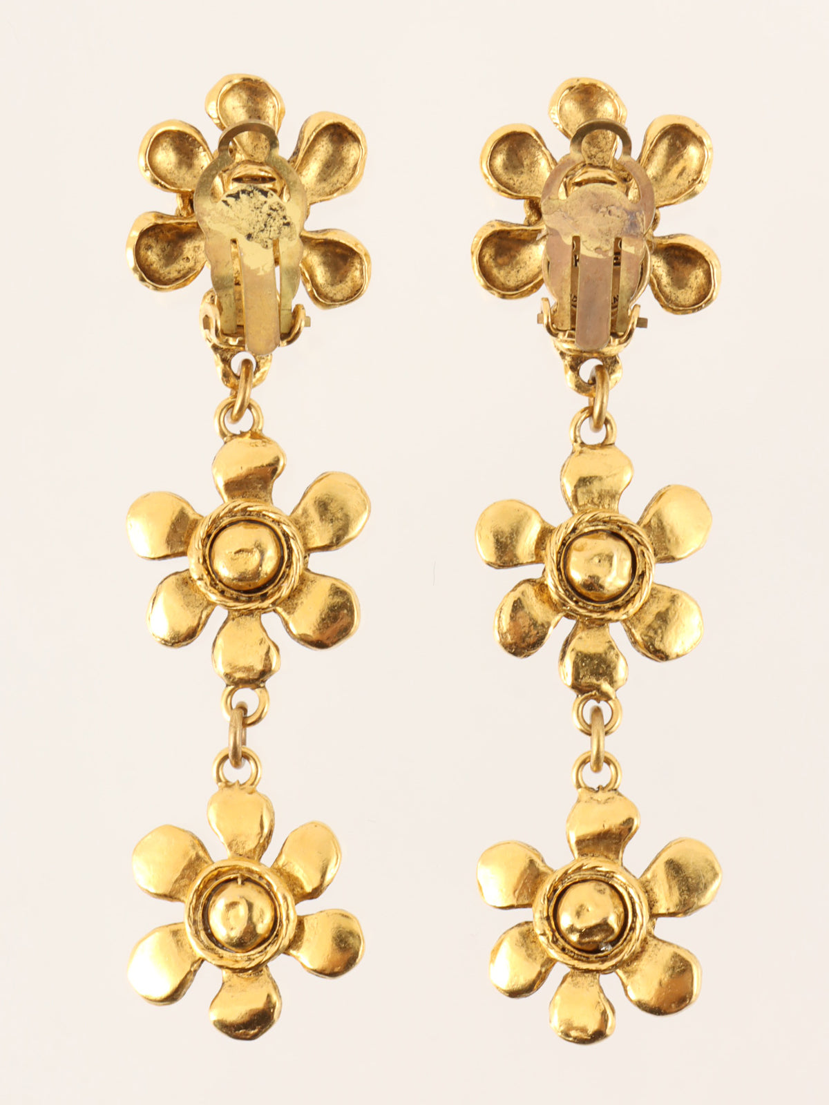 フラワーモチーフスウィングイヤリング ゴールド