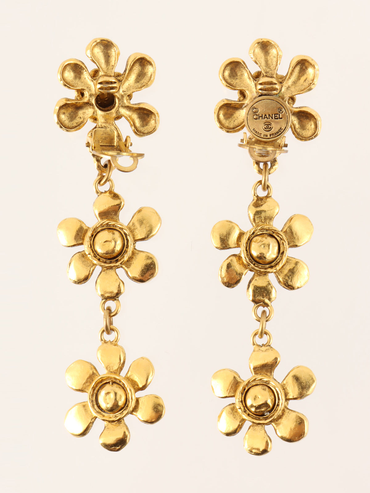 フラワーモチーフスウィングイヤリング ゴールド