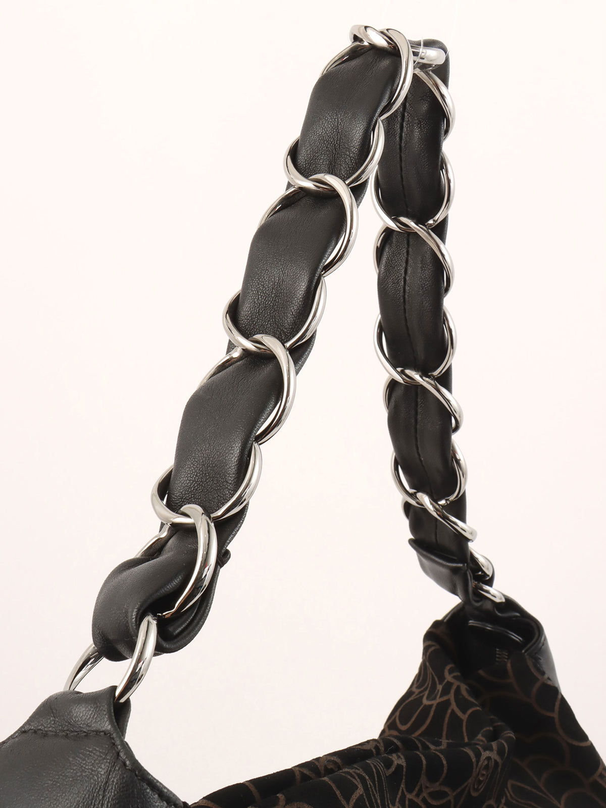 2004年頃製 スエードカメリアパターンCCマークプレートチェーンショルダーバッグ ブラック