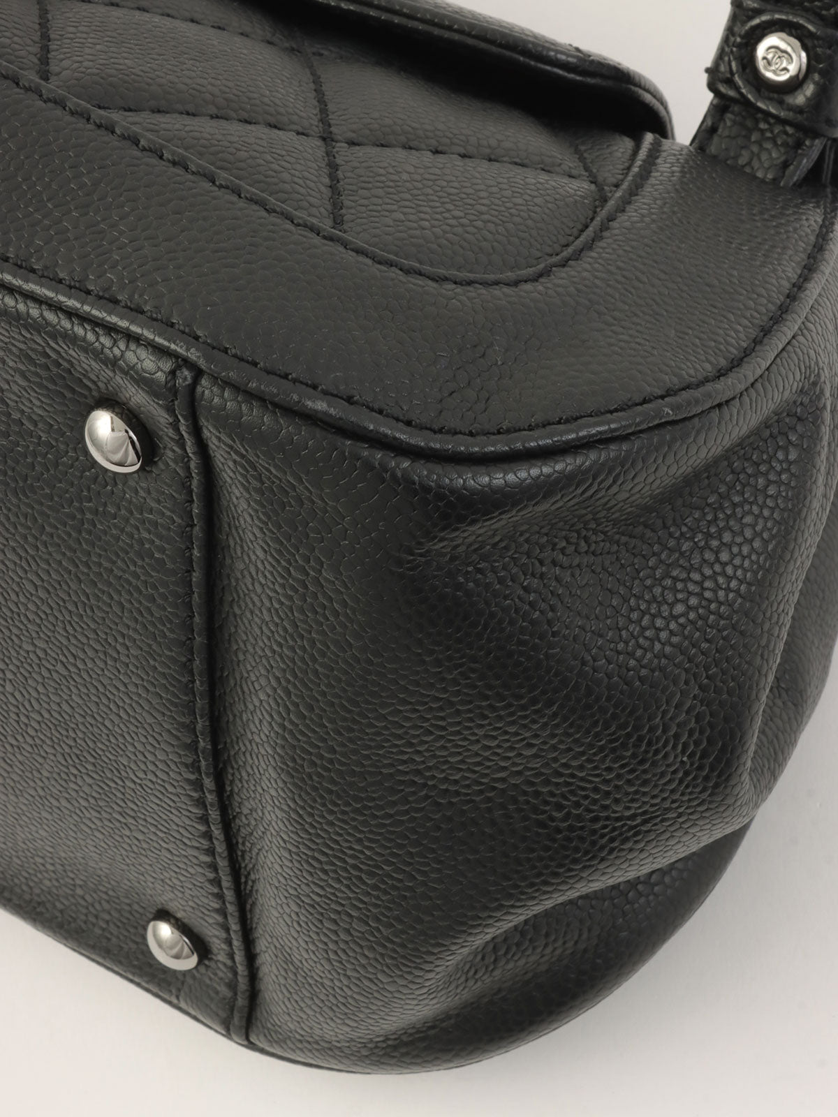 2005 Caviar Skin 2.55 Turnlock Plate Handbag in Black