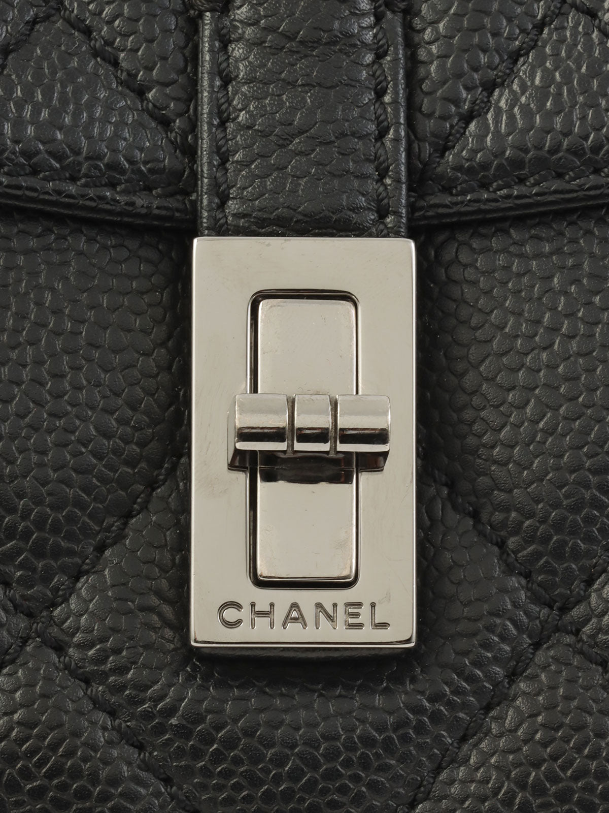 2005 Caviar Skin 2.55 Turnlock Plate Handbag in Black