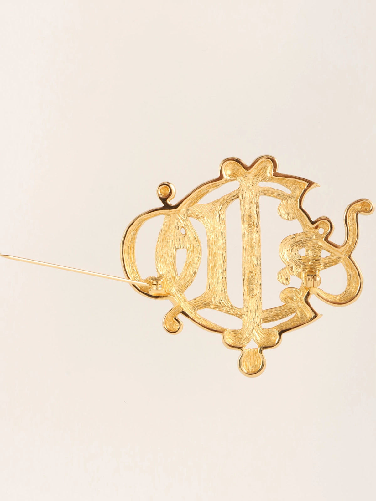 デザインロゴブローチ ゴールド