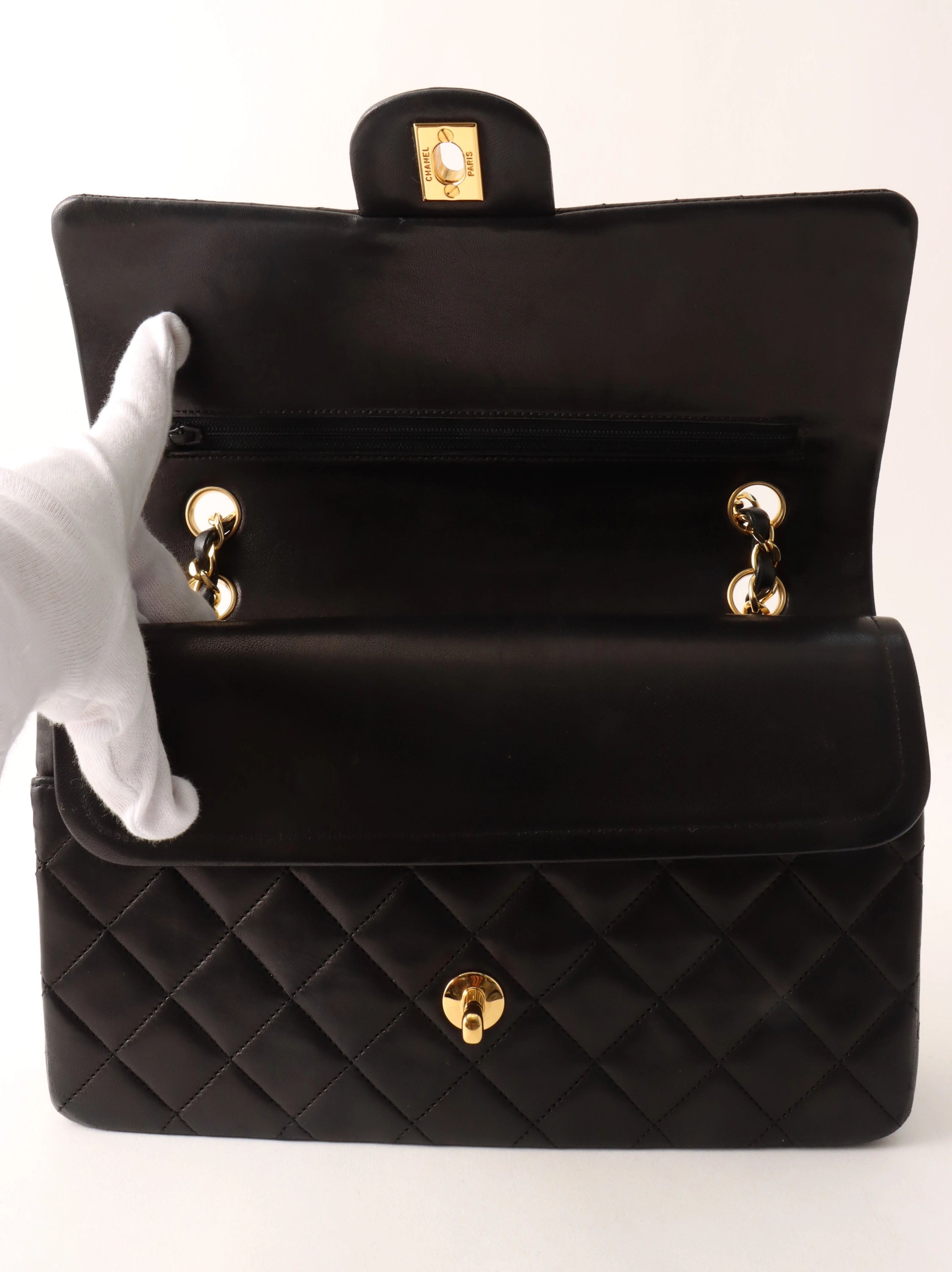 Classic flap chain bag 25cm black, made between 1985 and 1990