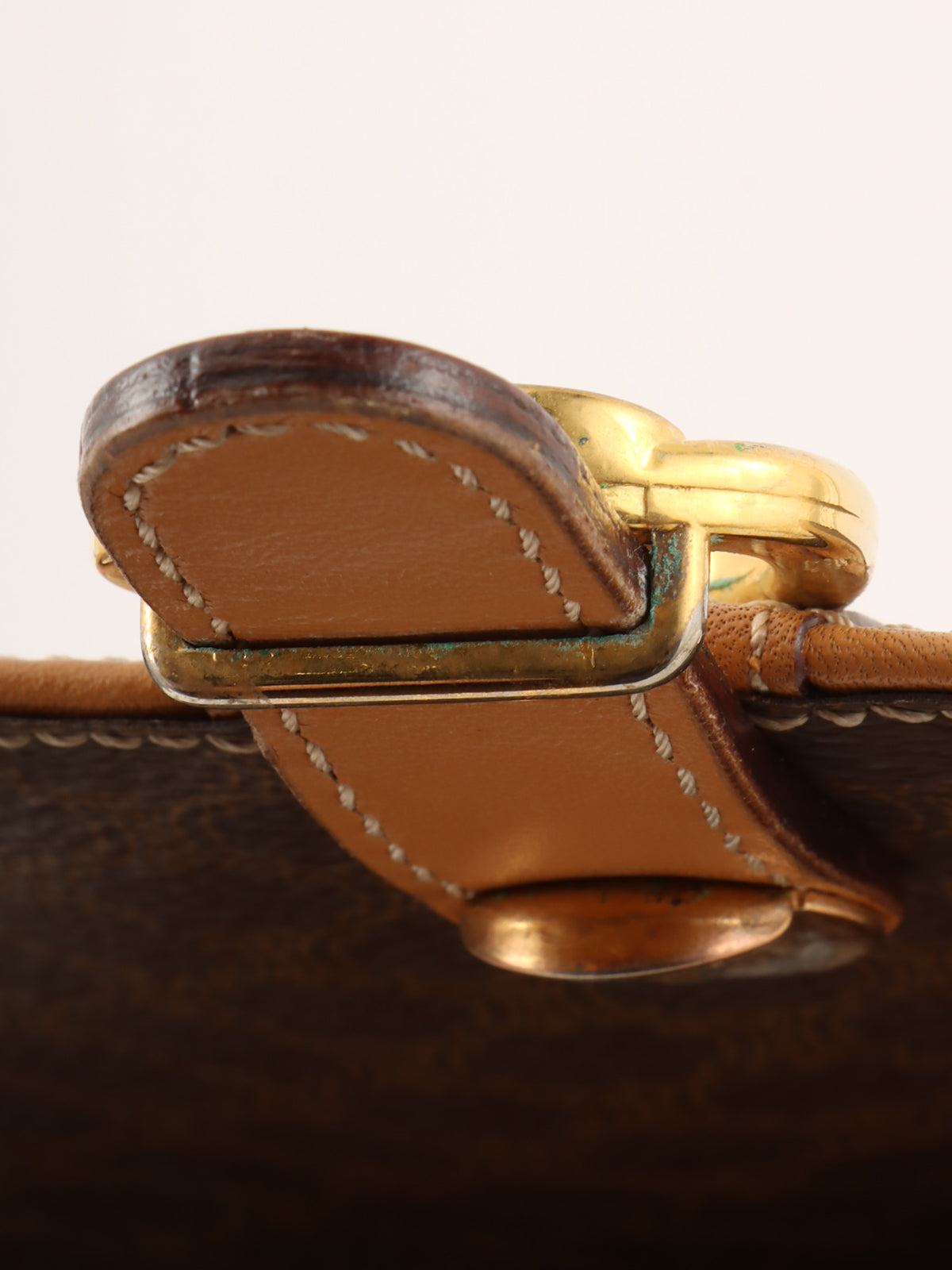 マカダムパターンロゴプレートショルダーバッグ ブラウン