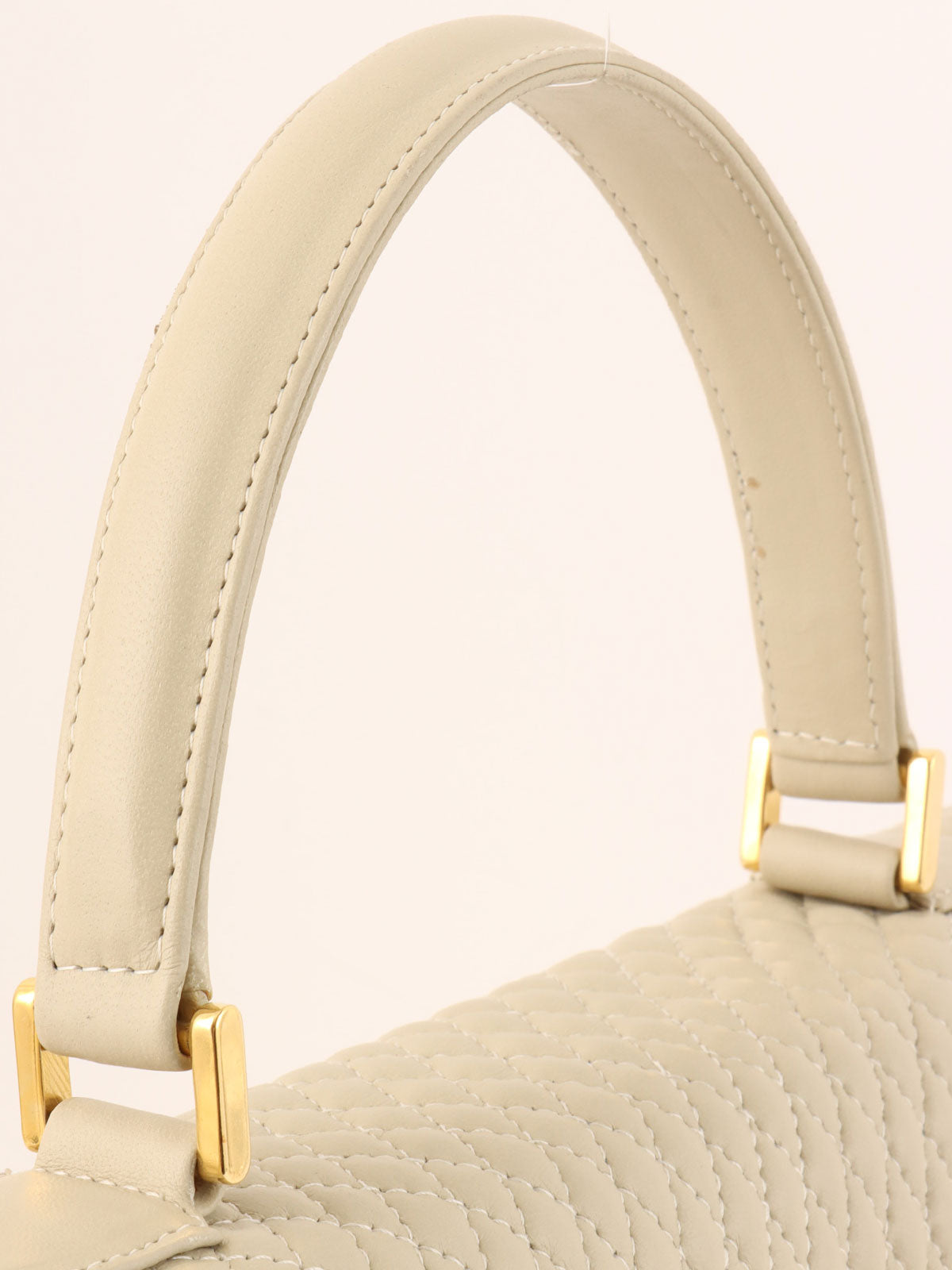 ロゴプレートキルティングハンドバッグ アイボリー