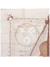 カレ90　La Musique des Spheresパターンスカーフ　アイボリー／ブラウン