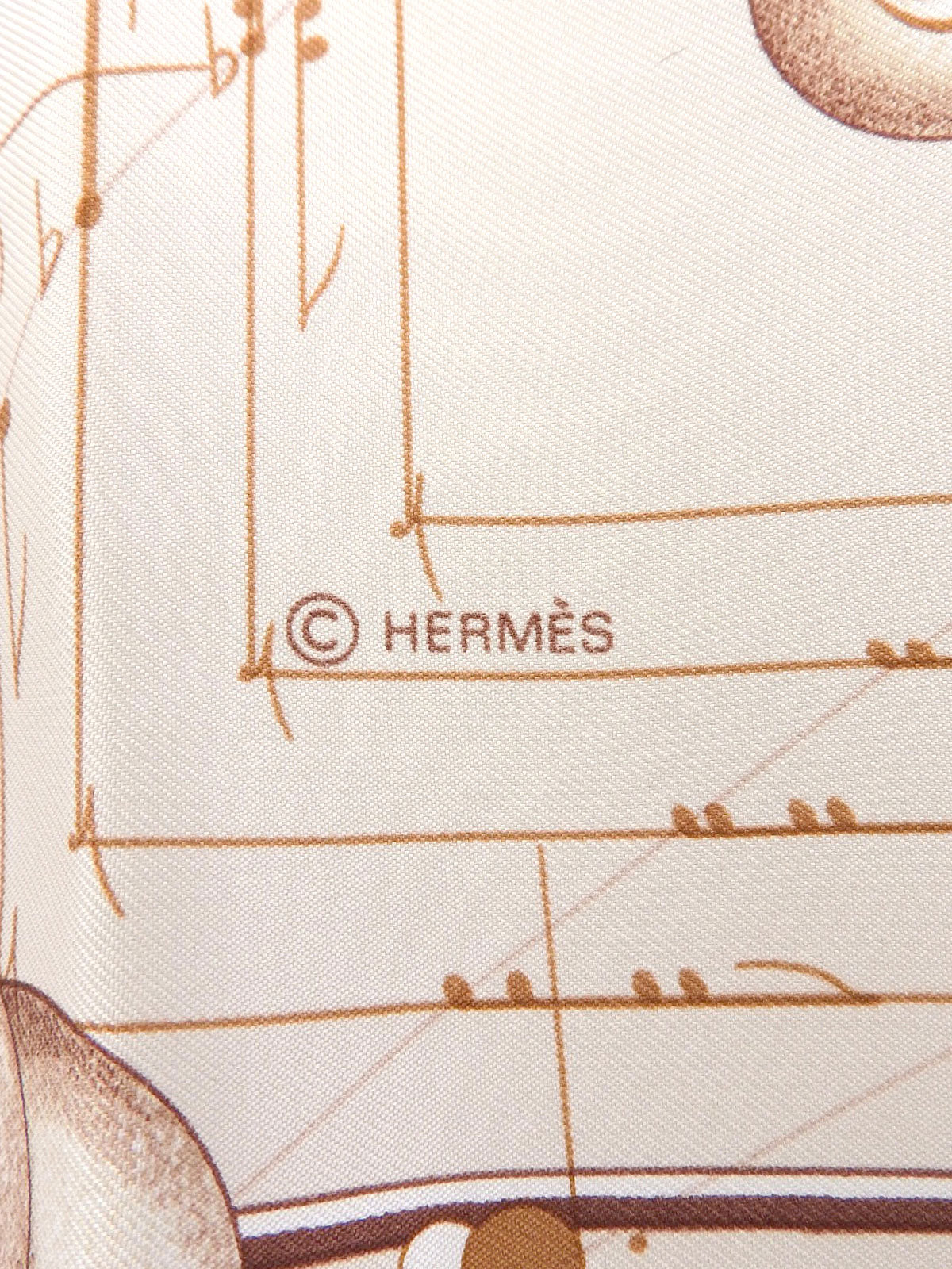 カレ90　La Musique des Spheresパターンスカーフ　アイボリー／ブラウン