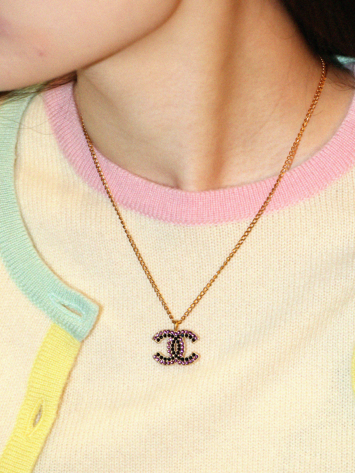 2002年镶钻CC标志牌项链，金色/黑色/粉色