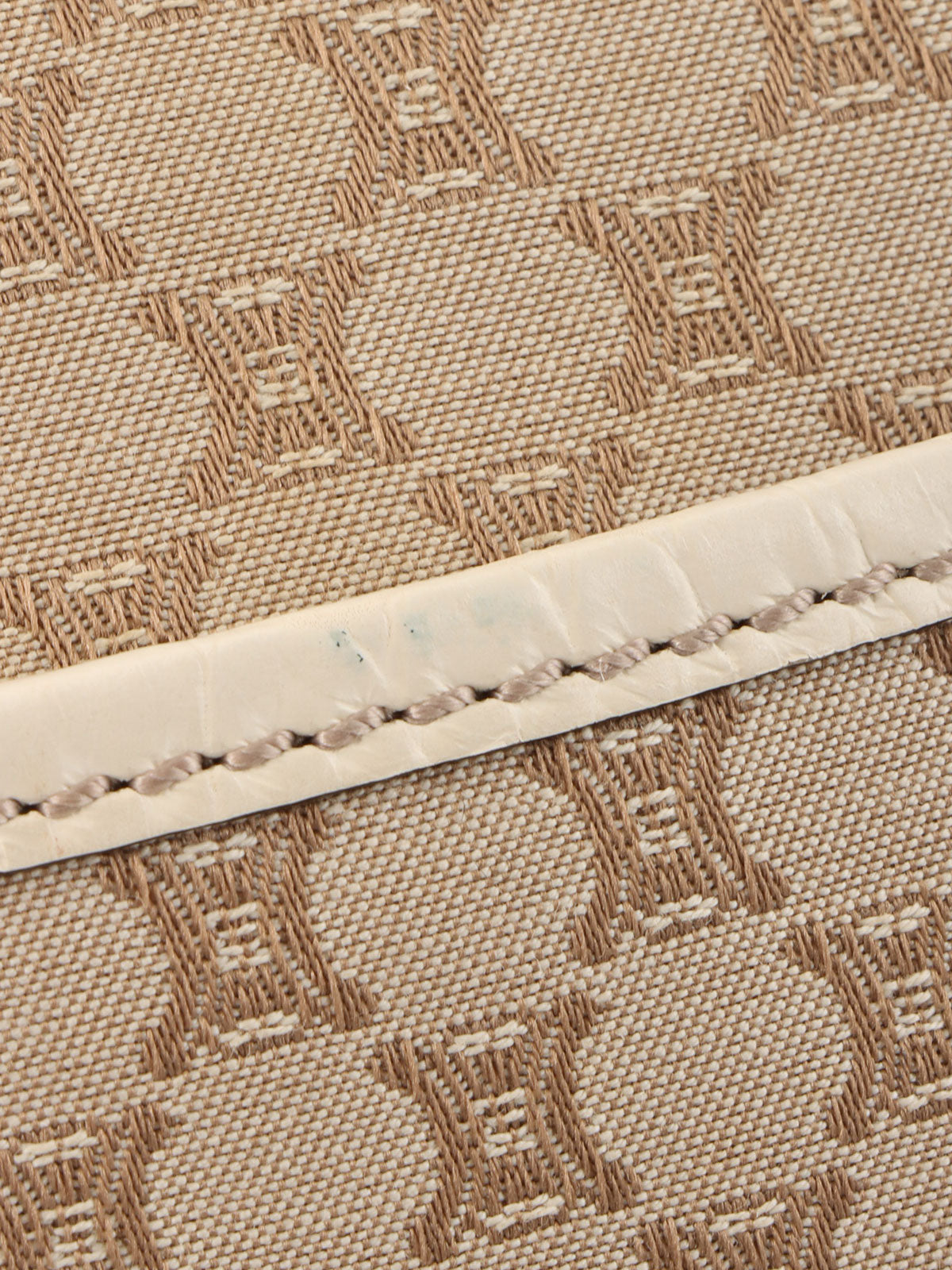 マカダムパターンロゴプレートショルダーバッグ ベージュ