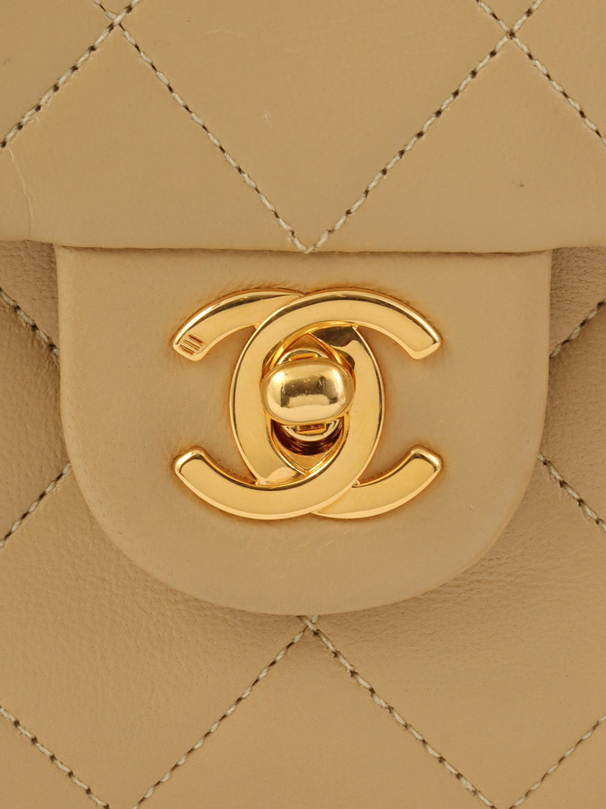 1990年頃製　スクエアクラシックフラップチェーンバッグ　ベージュ