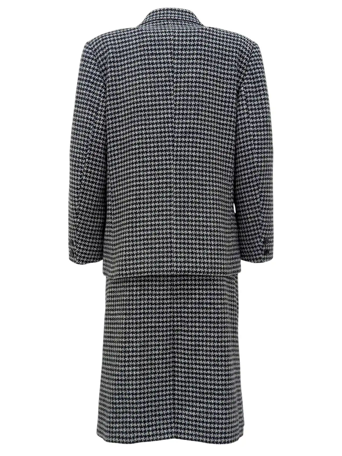 Houndstooth pattern set-up in gray/black