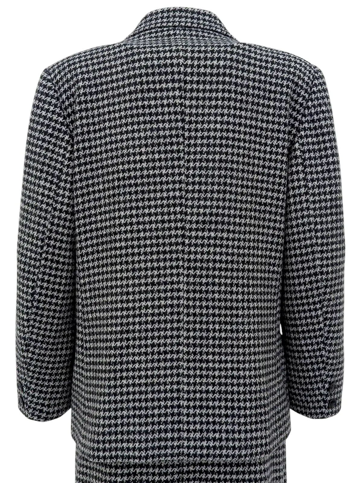 Houndstooth pattern set-up in gray/black