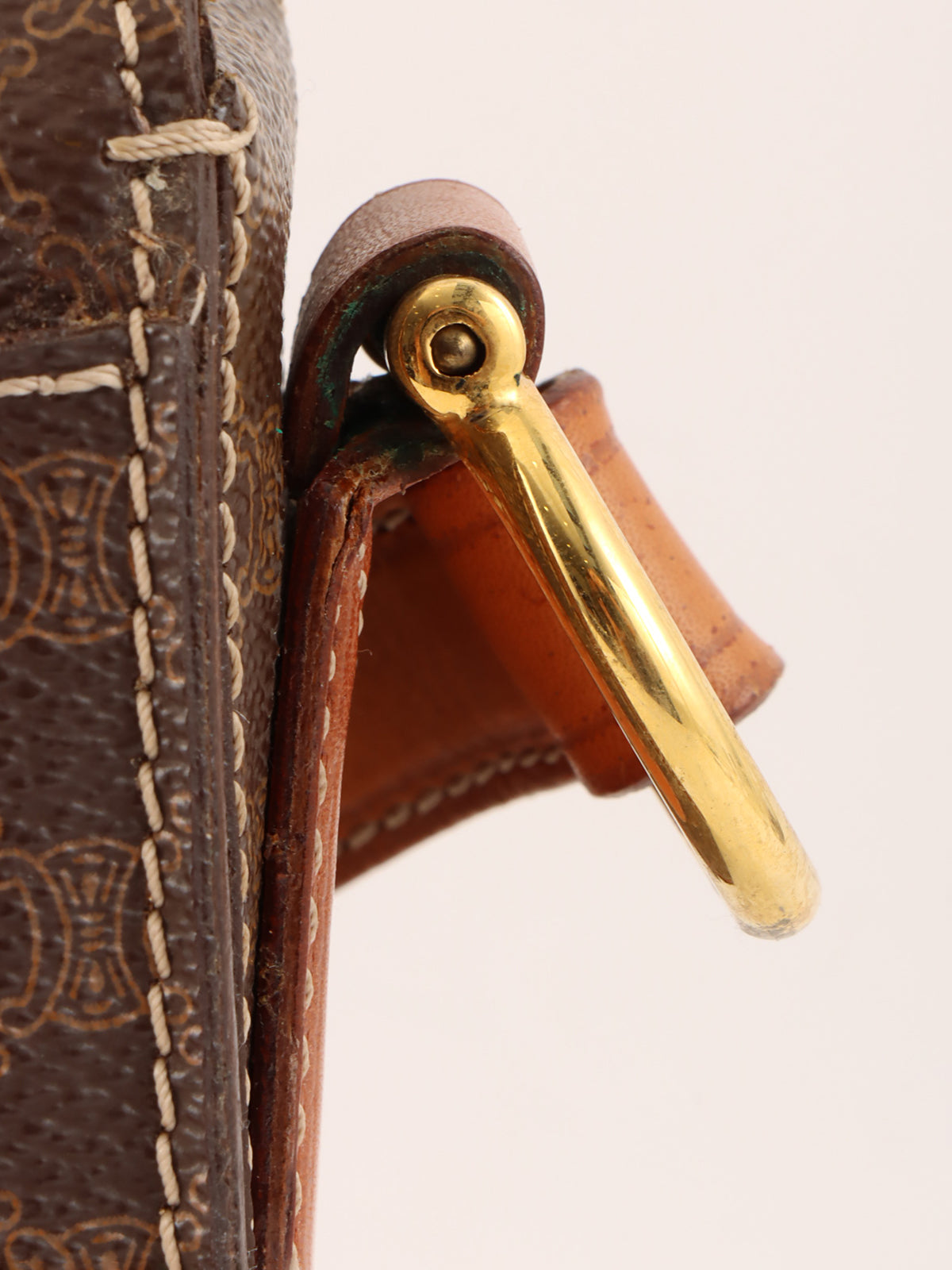 マカダムパターンリングロゴプレートショルダーバッグ ブラウン