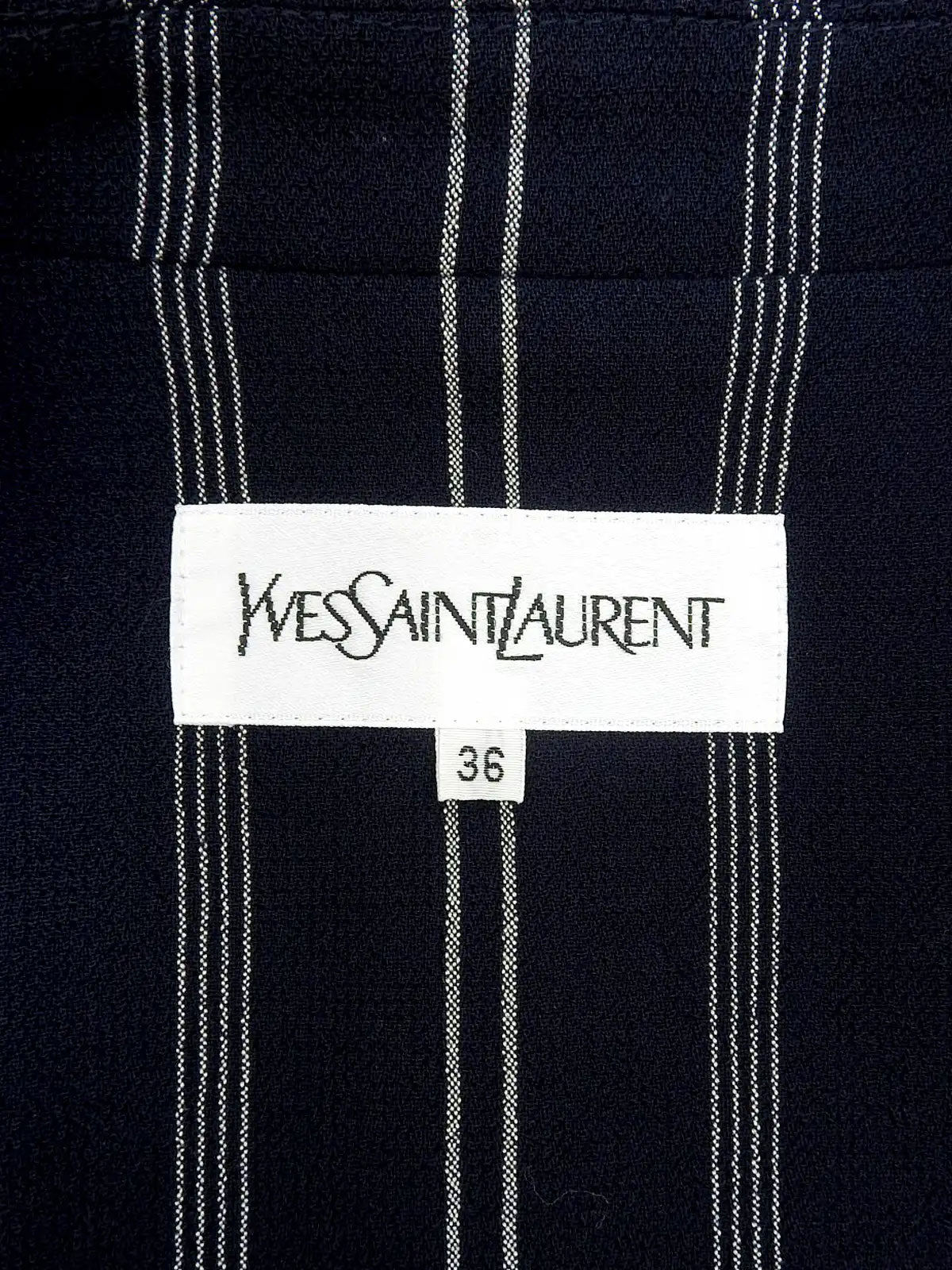 海军蓝和白色条纹图案