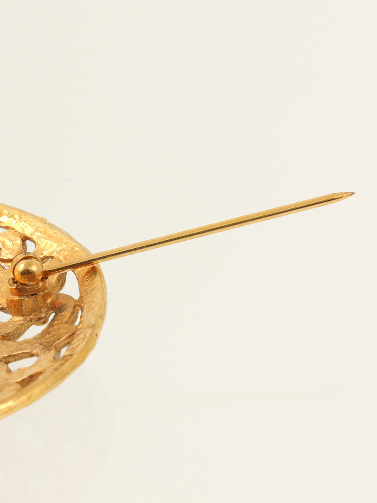 1991 Round CC Mark Cutout Design Brooch Gold