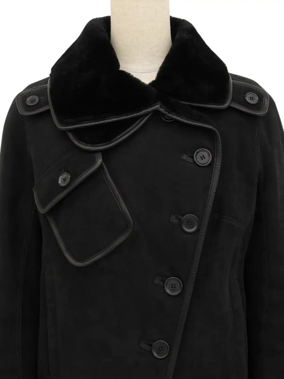 ロゴボタンデザインムートンジャケット　ブラック