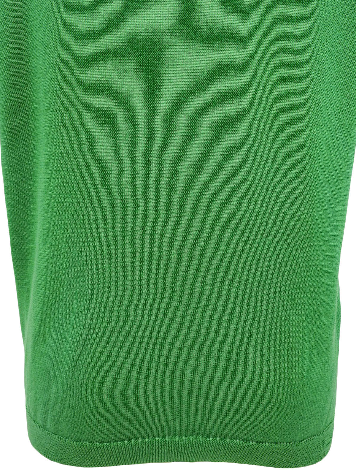 绿色/藏青色针织短袖上衣，饰有品牌标志刺绣。