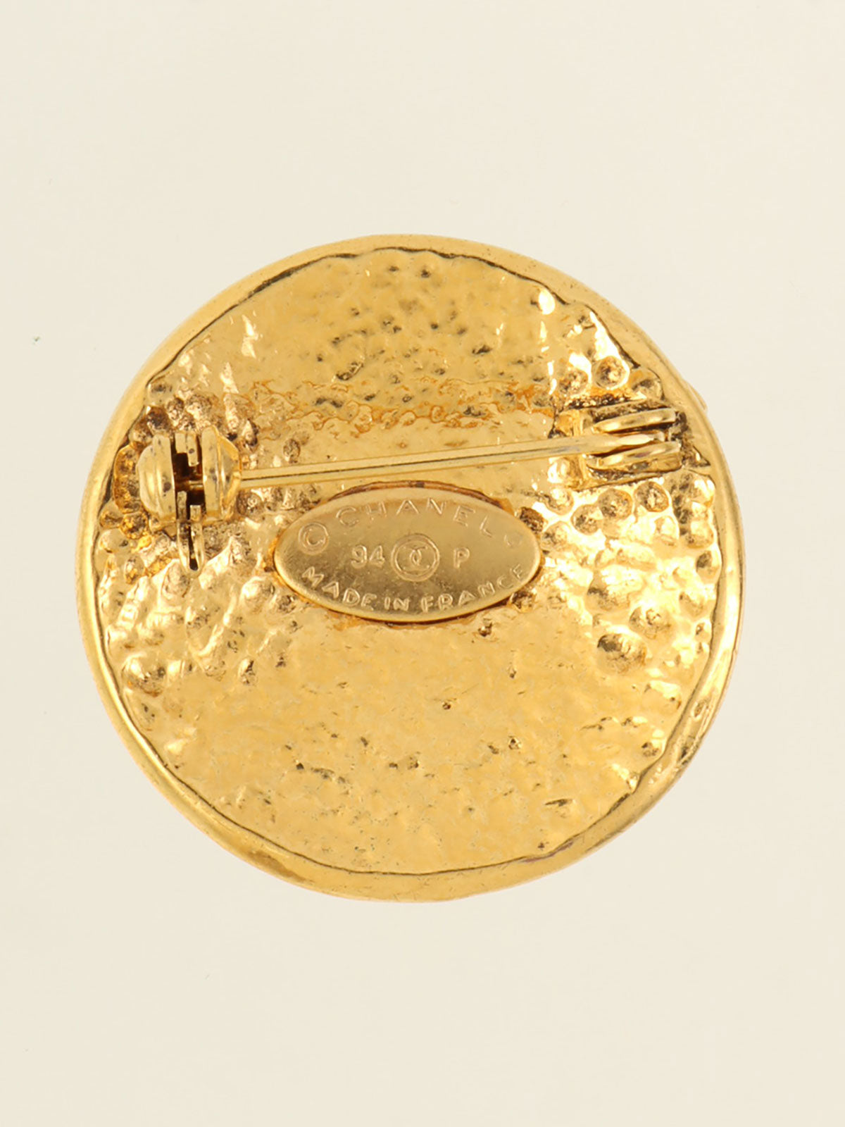 1994年圆形CC标志金胸针