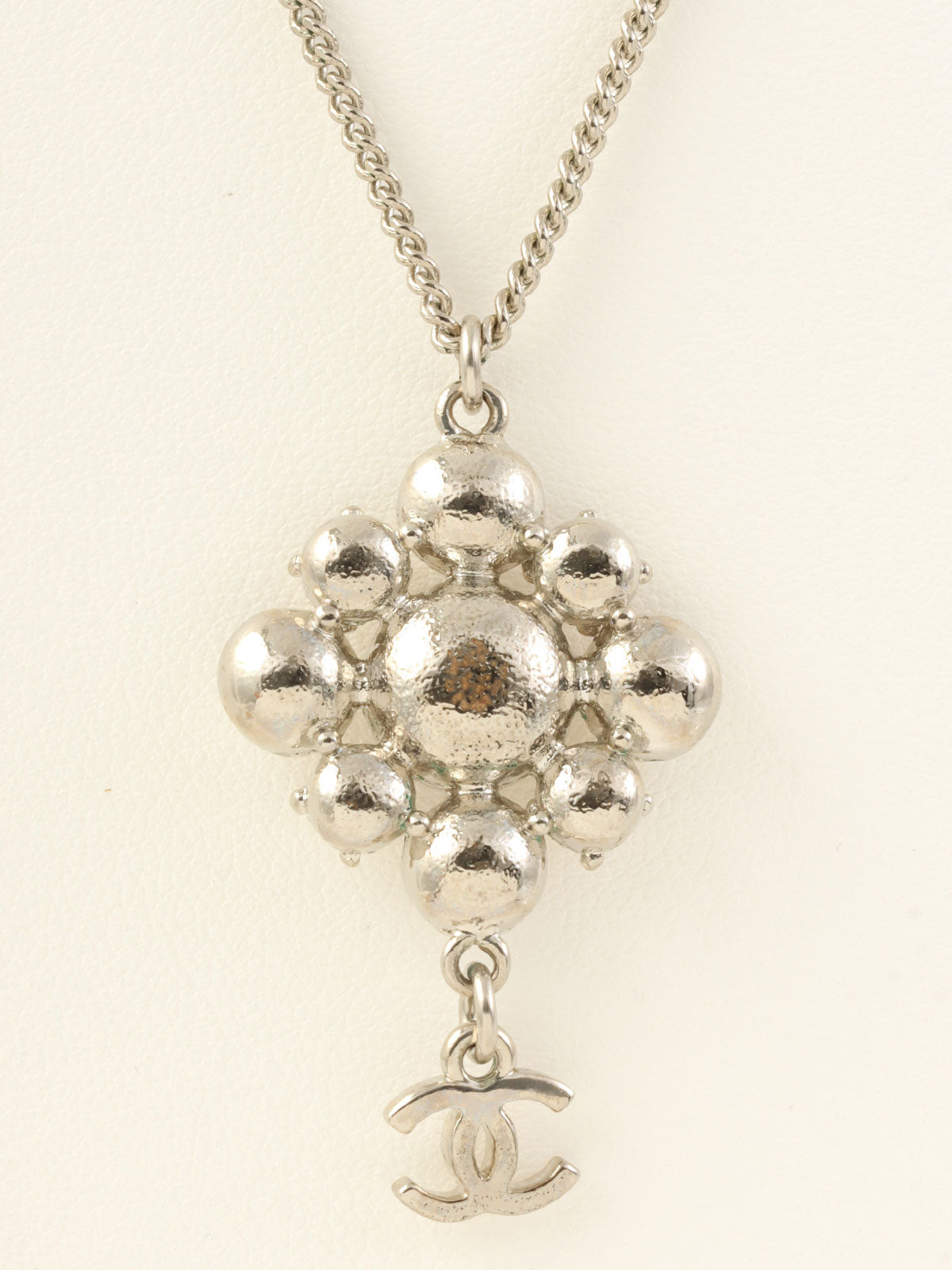 2012年镶钻钻石图案CC标志摇摆项链 银色/香槟色