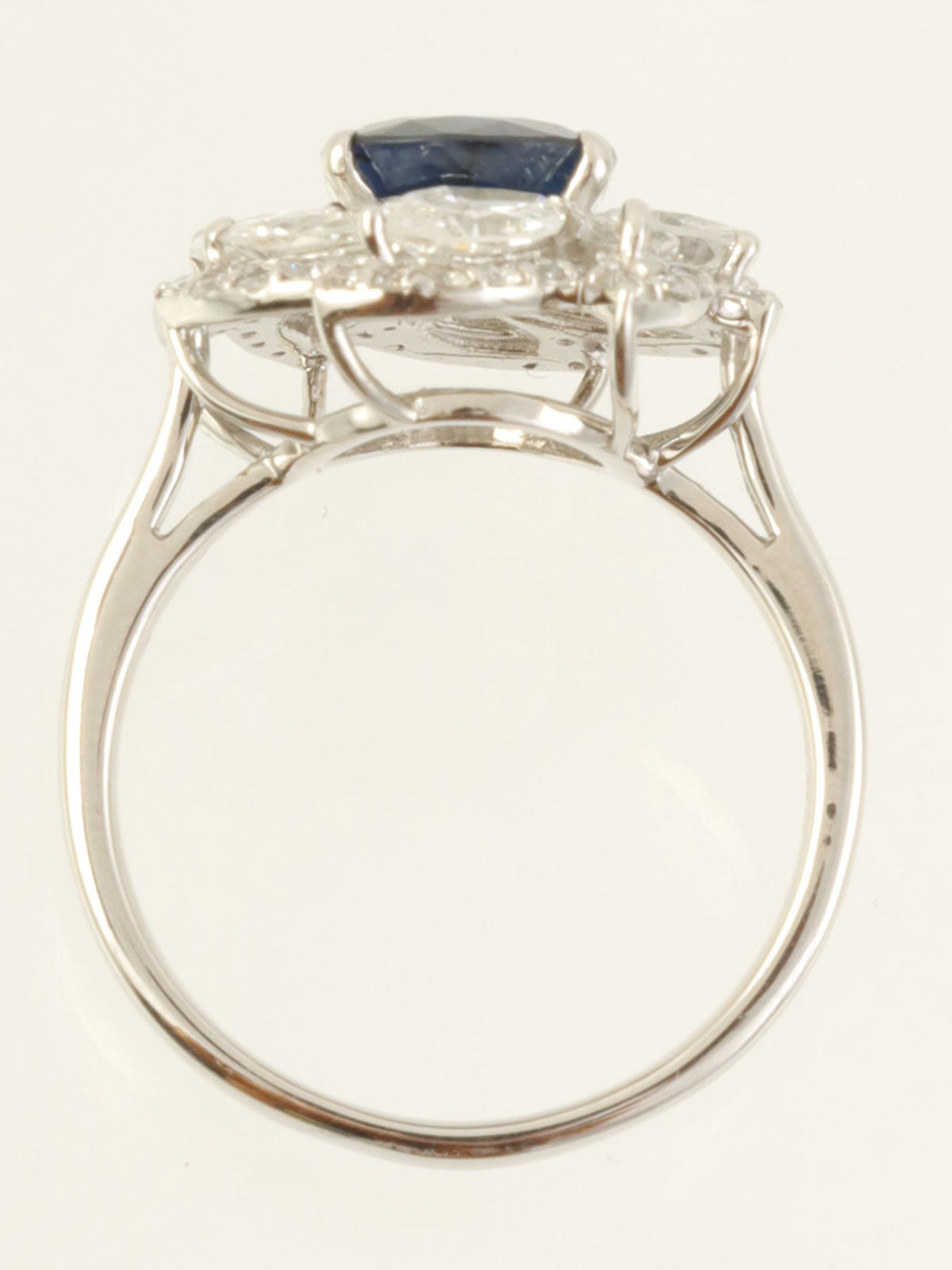 铂金蓝宝石钻石设计戒指，银色/蓝色