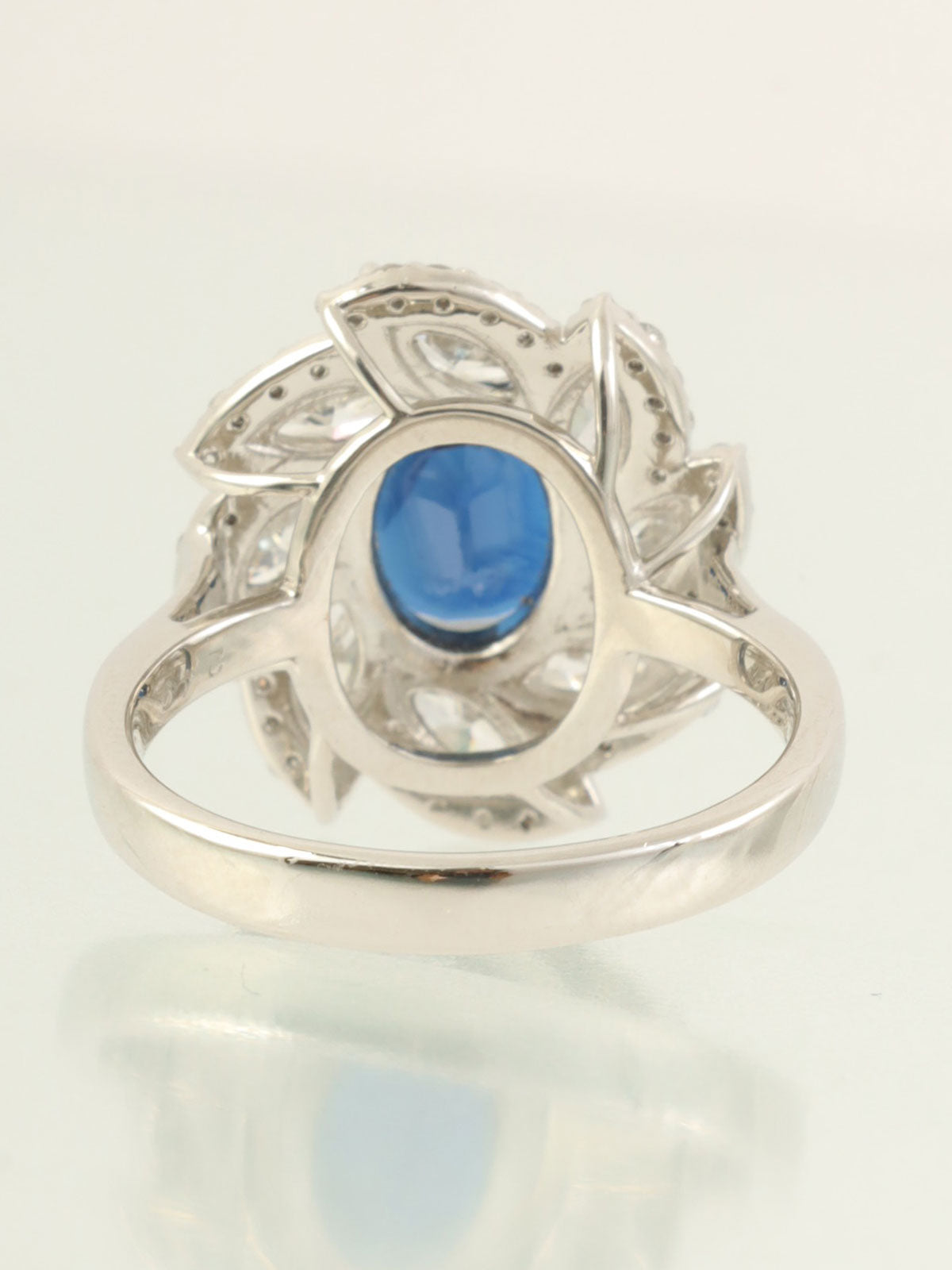 铂金蓝宝石钻石设计戒指，银色/蓝色