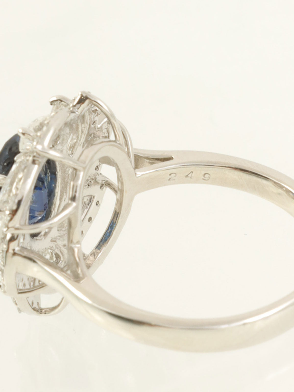 铂金蓝宝石钻石设计戒指，银色/蓝色