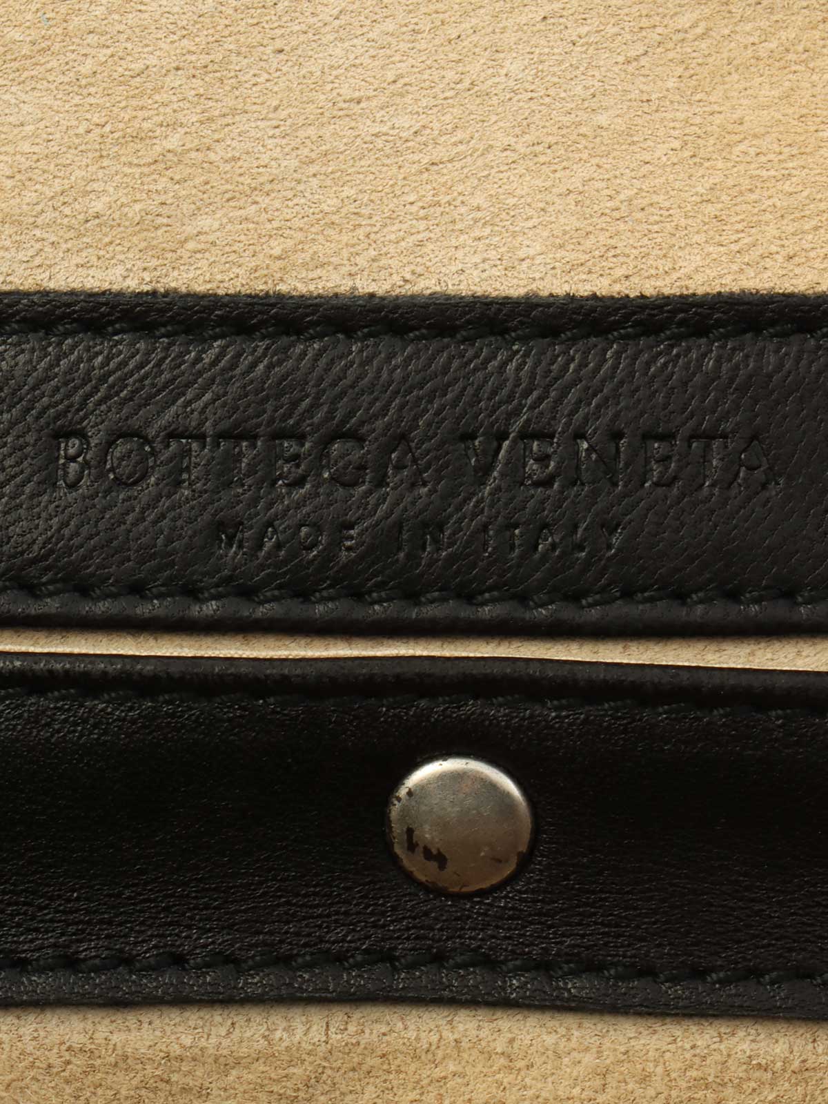 黑色天鹅绒和皮革组合编织手提包