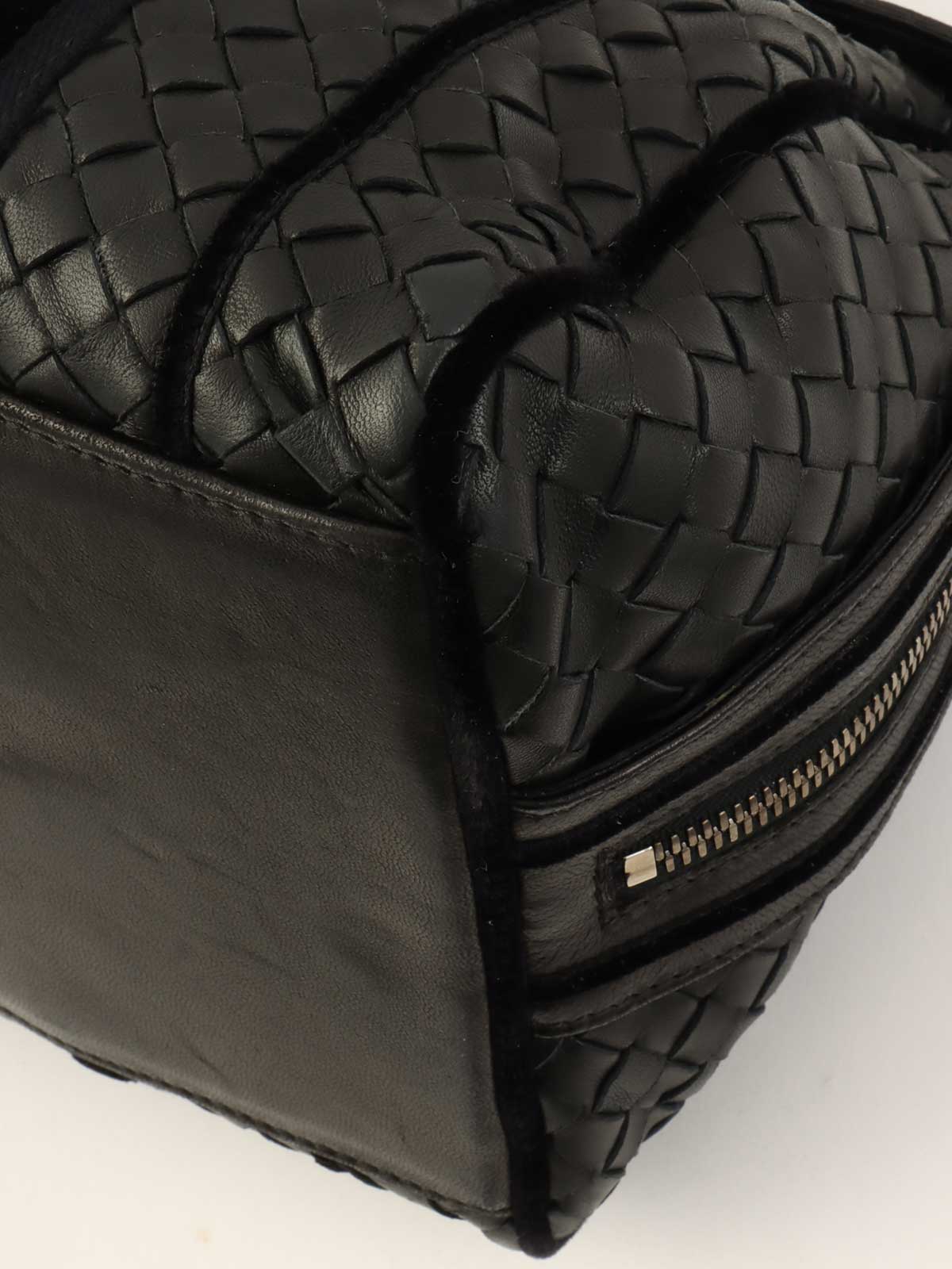 黑色天鹅绒和皮革组合编织手提包