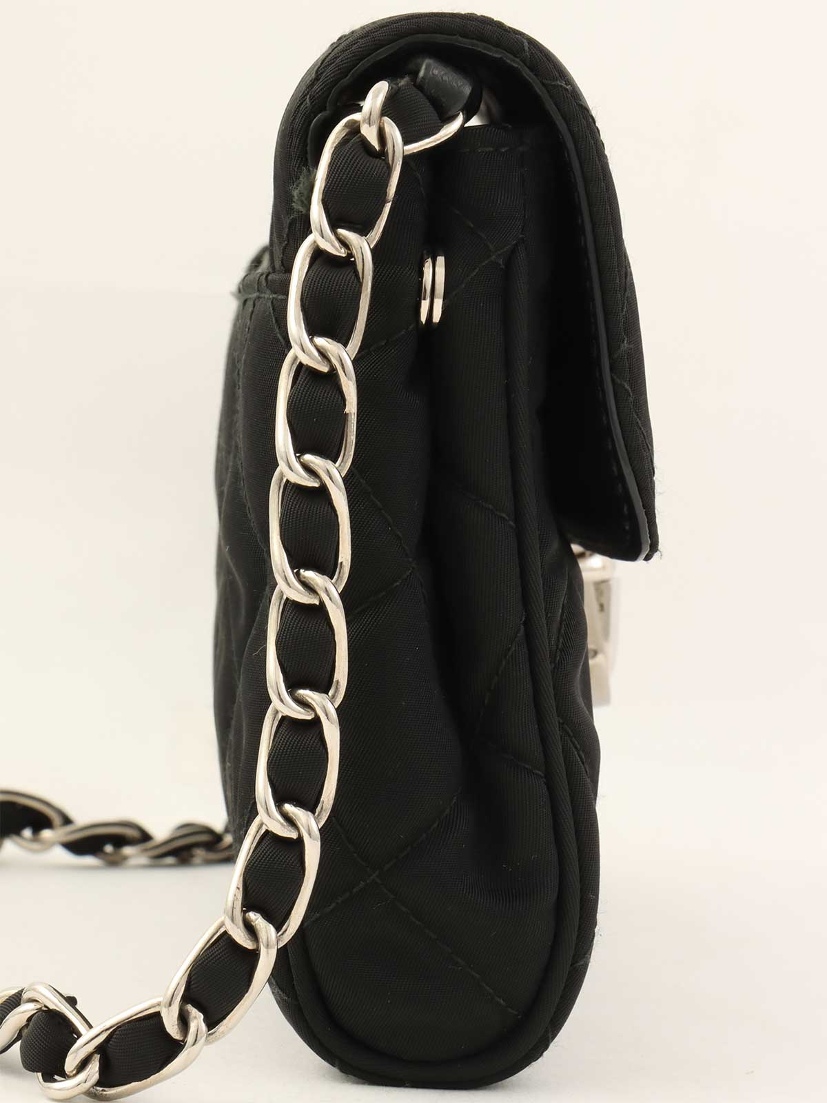 Quilted Logo Plate Chain Shoulder Bag in Black