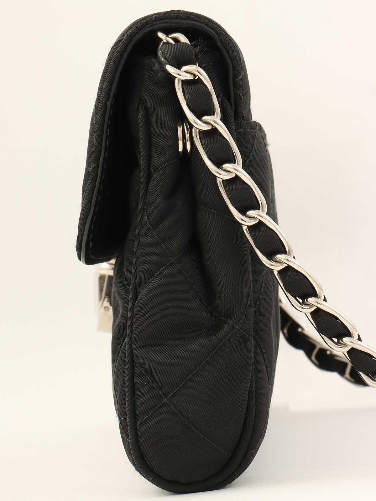 Quilted Logo Plate Chain Shoulder Bag in Black