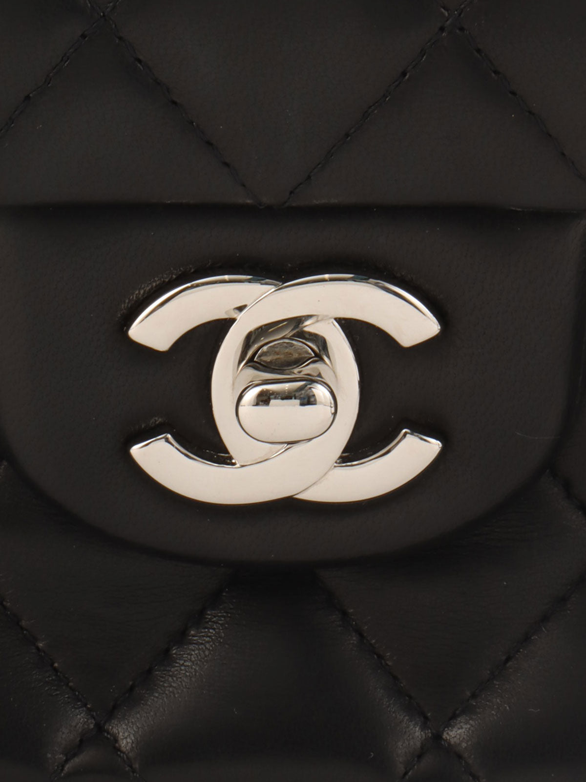 2009年頃製　クラシックフラップチェーンバッグ25cm　ブラック