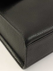 サークルロゴプレートショルダーバッグ　ブラック