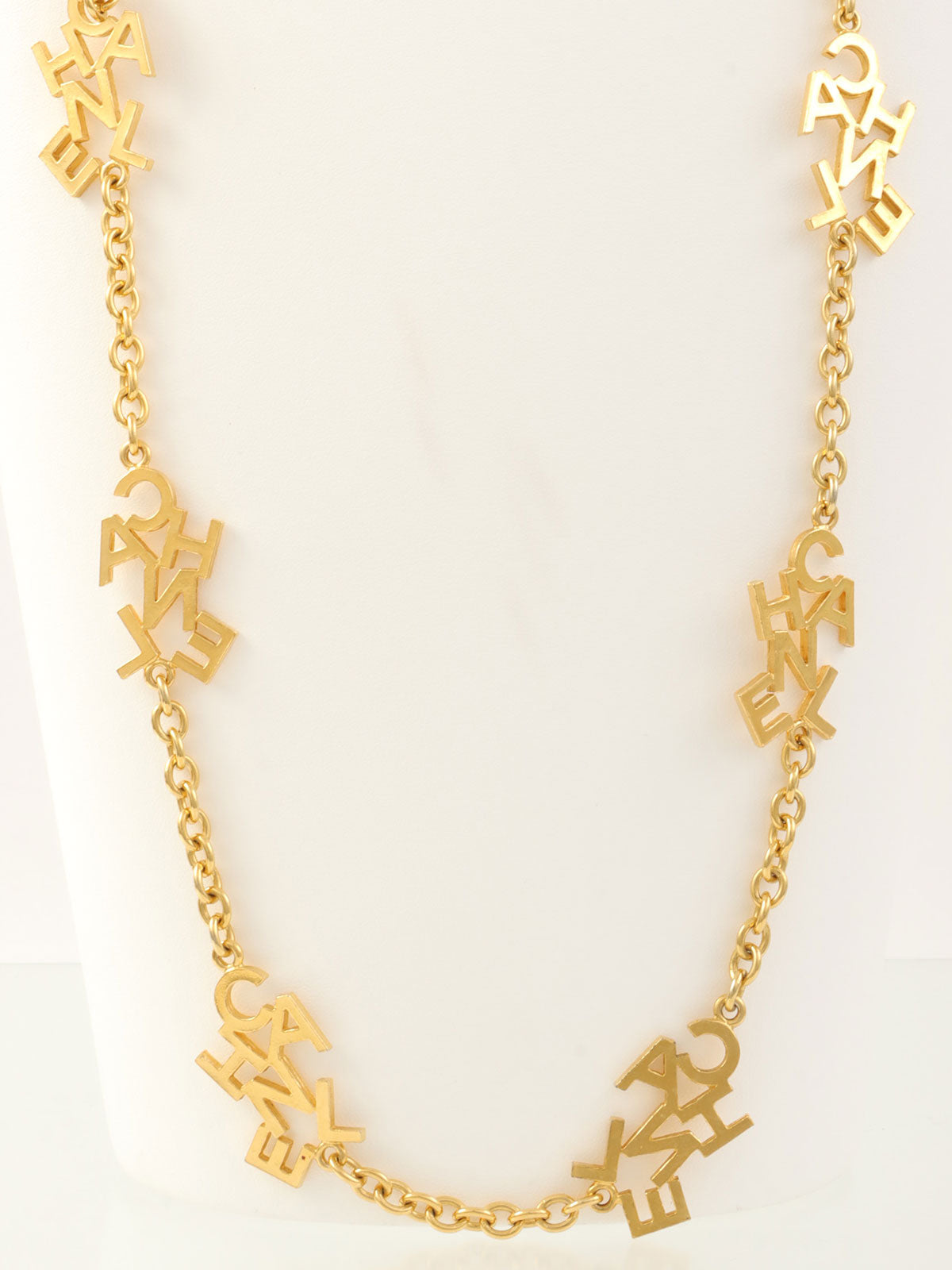 ロゴプレートロングネックレス ゴールド