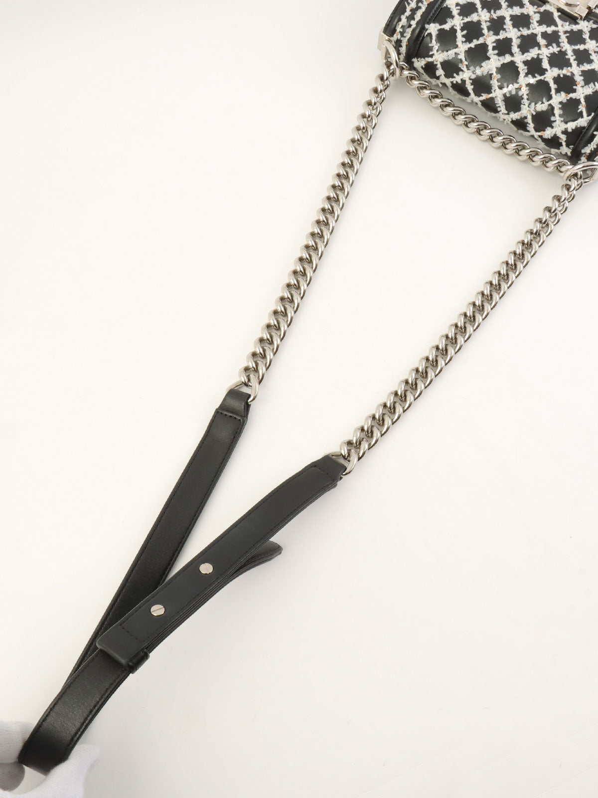 2017款香奈儿亮片链条单肩包，黑色/白色