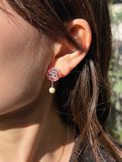 2013年製 ラウンドCCマークラインストーンパールスウィングイヤリング