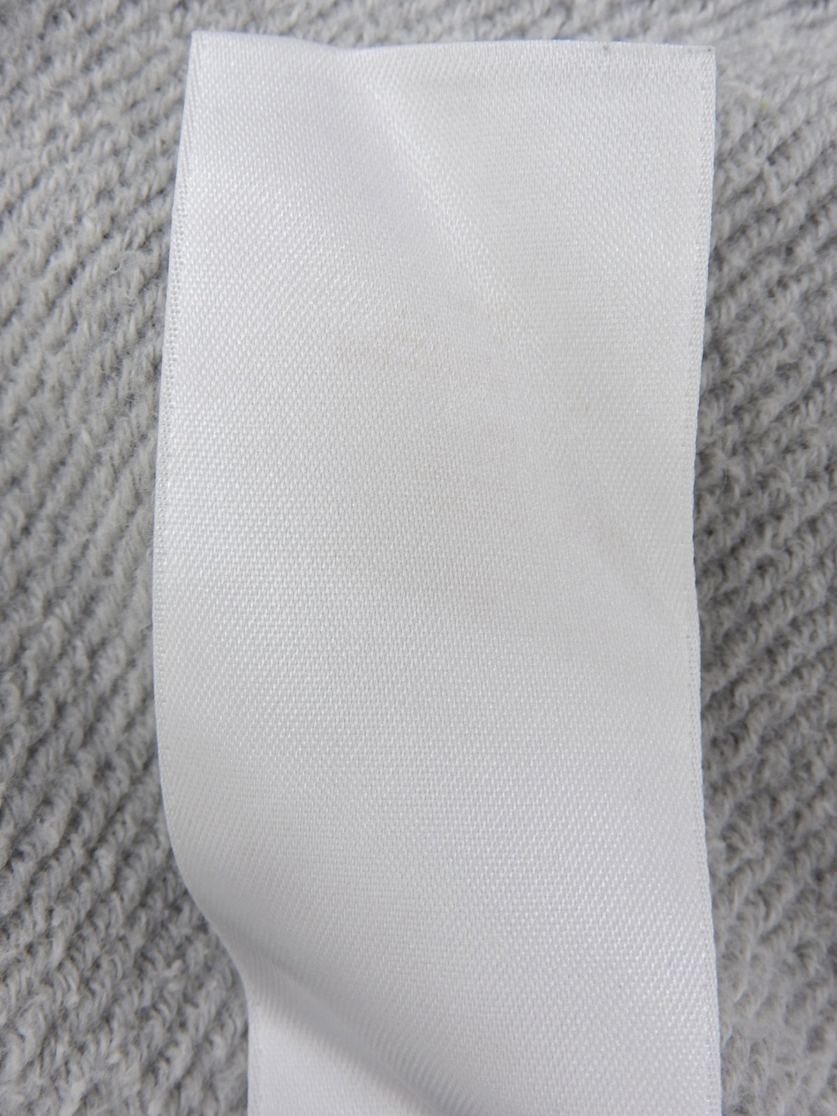 ショルダーデザインロゴエンボスジップアップパーカー　グレー