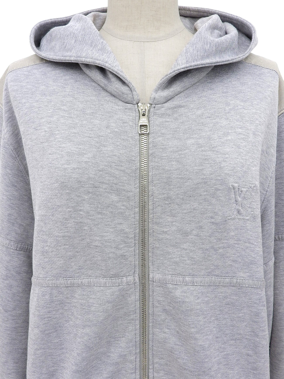 ショルダーデザインロゴエンボスジップアップパーカー　グレー