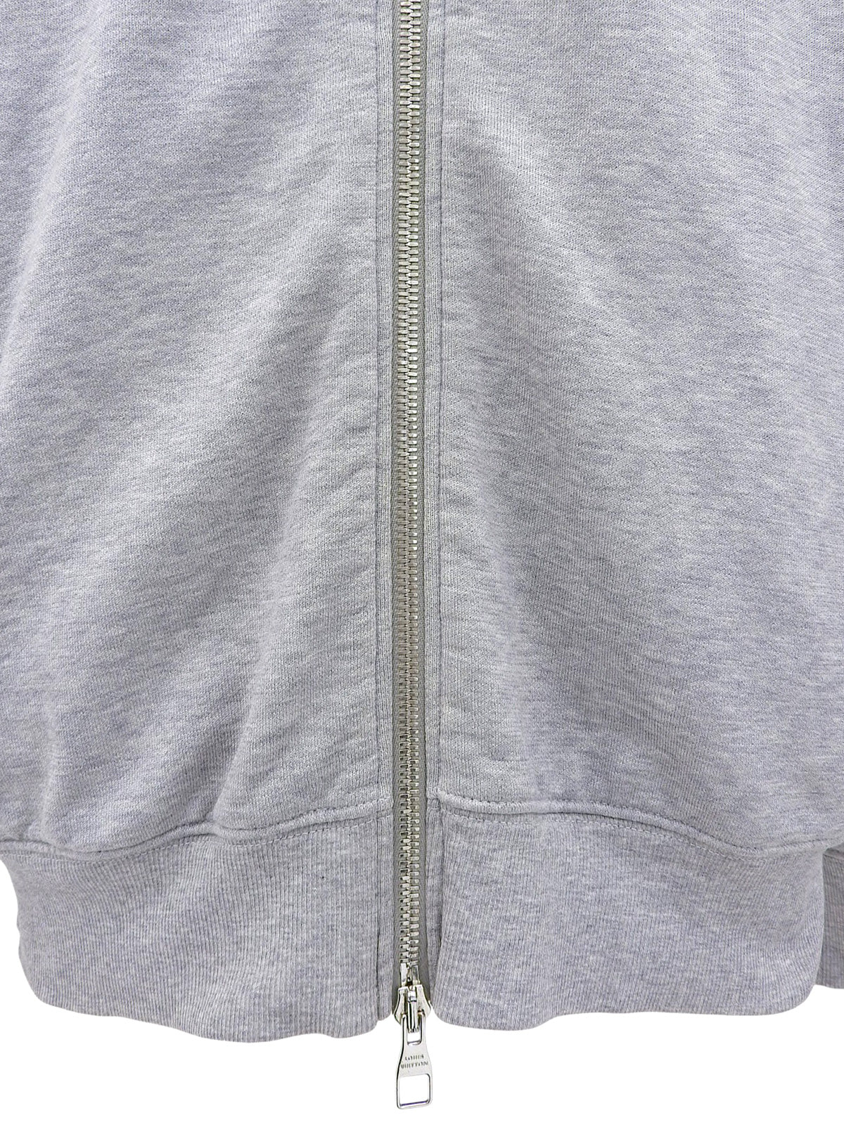 ショルダーデザインロゴエンボスジップアップパーカー　グレー