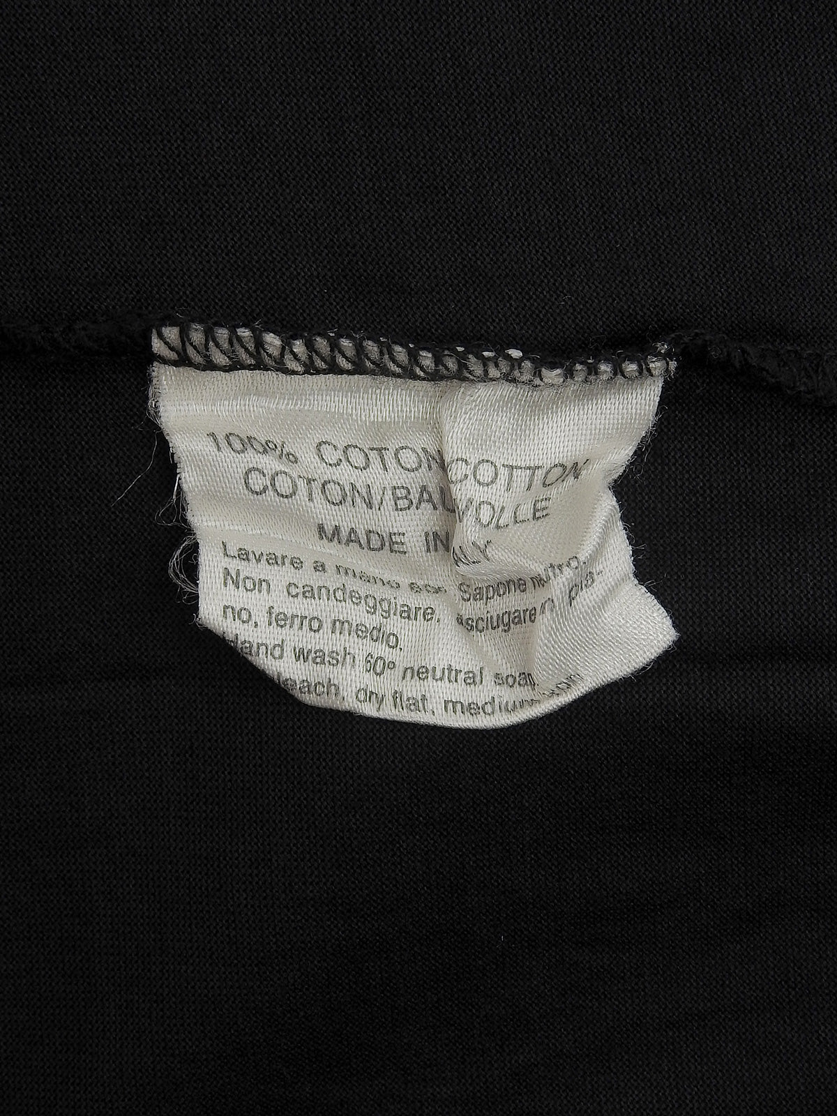 黑色刺绣徽章短袖上衣