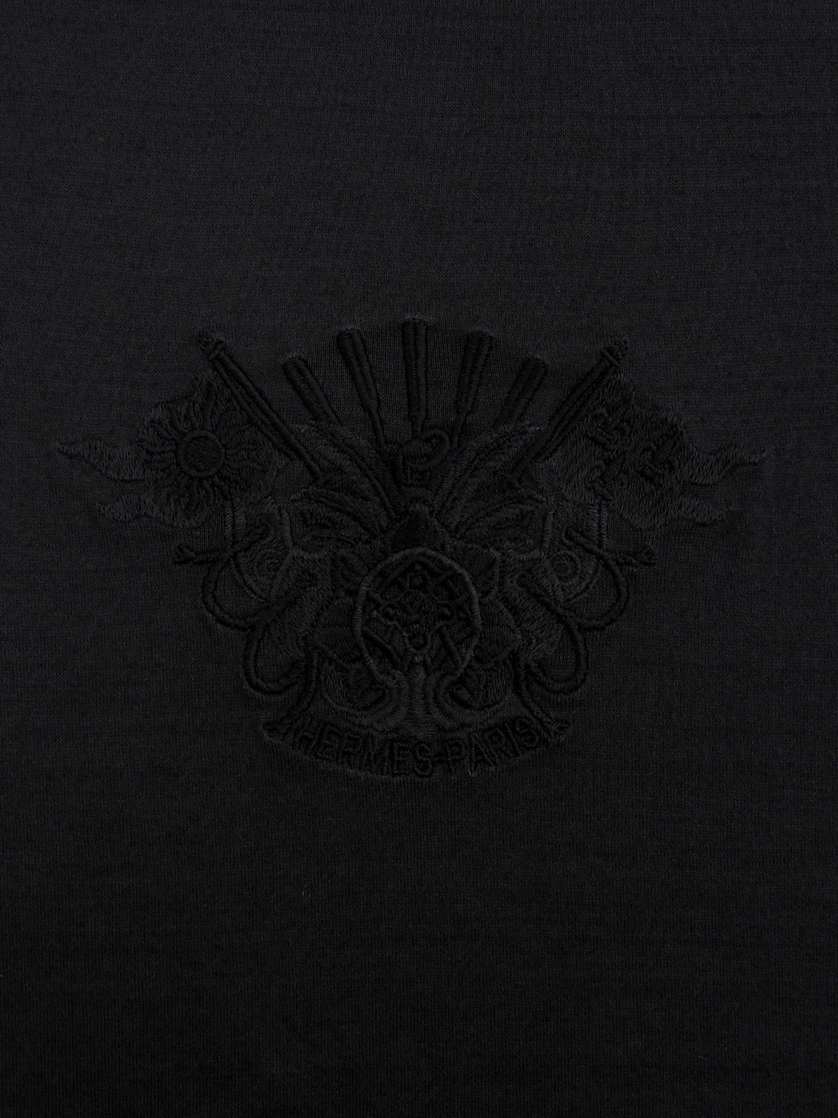 黑色刺绣徽章短袖上衣