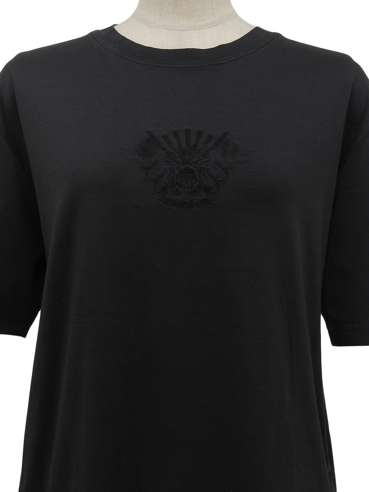 黑色刺绣徽章短袖上衣