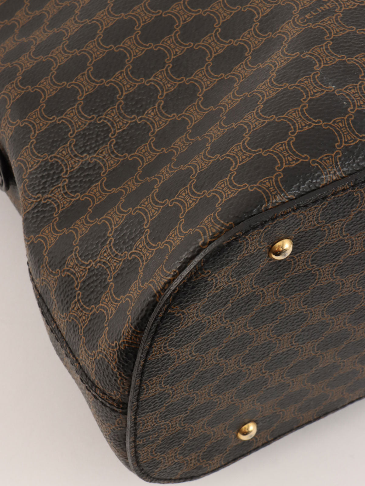 マカダムパターンロゴエンボスハンドバッグ ダークブラウン/ブラック